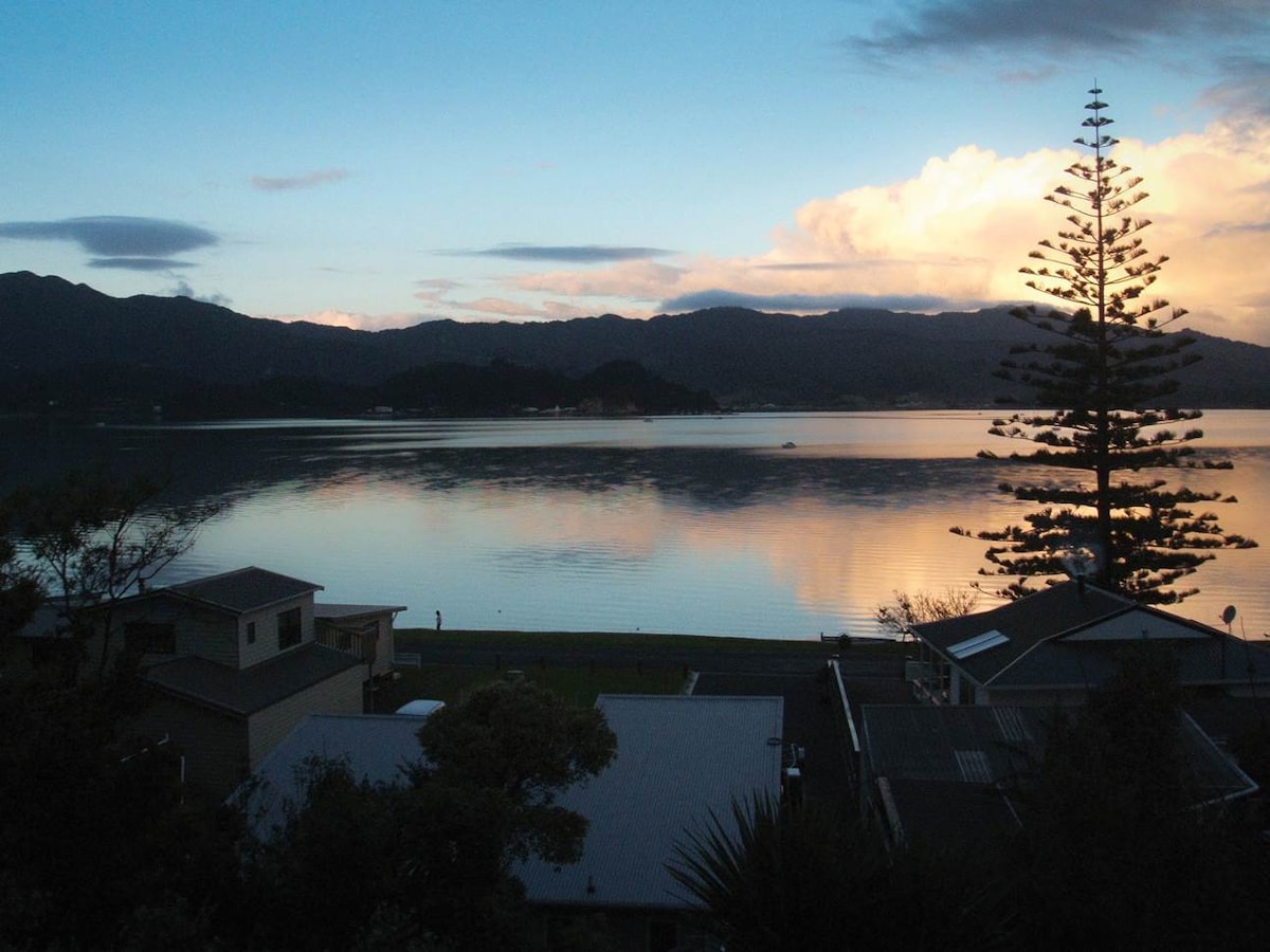 Beach Front Wyuna Bay, Coromandel Town Apartment Guesthouses for Rent