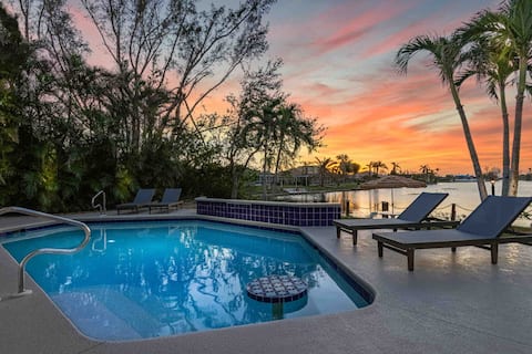 Luxury Canal Villa, Heated Pool, Dock, Fenced Yard