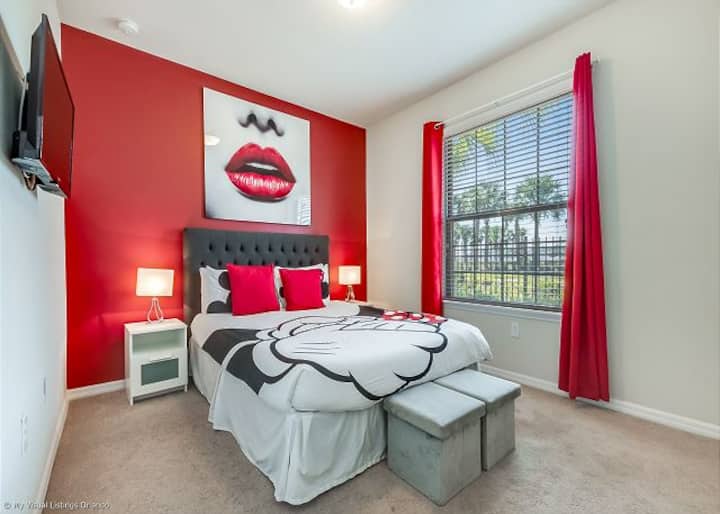 Spálňa s manželskou posteľou Queen na 1. poschodí. TV.