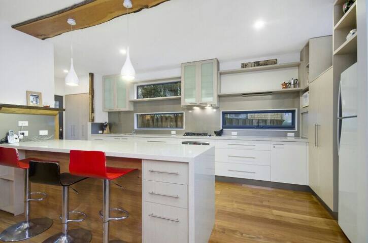 Modern 4 br house 150m beach/shops! gallery image 5