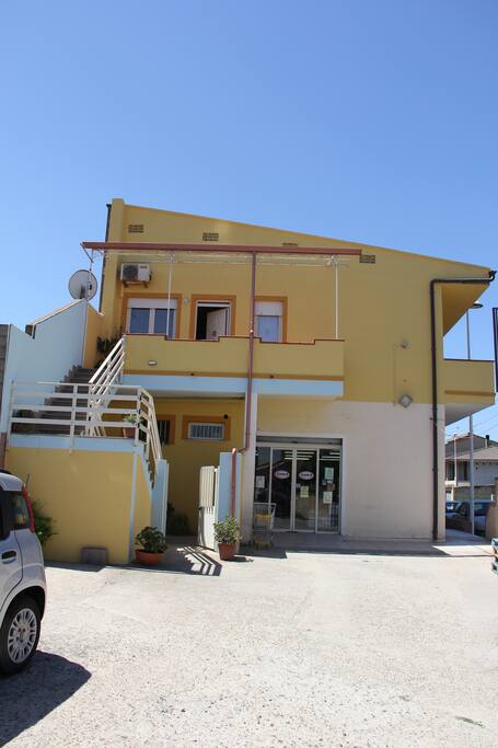 Prospetto esterno con Minimarket