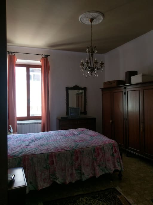 1 Camera da letto: 1 letto matrimoniale, 2 comodini, cassettiera, armadio, 2 poltroncine, specchio, lampade, ventilatore, televisione, sveglia, cyclette, tappeto scendiletto. Lenzuola, copri materasso, copriletto e cuscini forniti gratuitamente su richiesta.