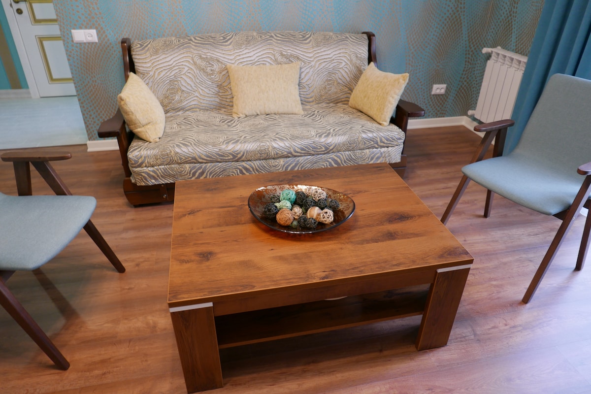 Kauč se lako slaže i pretvara u udoban veliki bračni krevet s ortopedskim madracem. U ormaru možete pronaći čistu bijelu posteljinu i pokrivače.