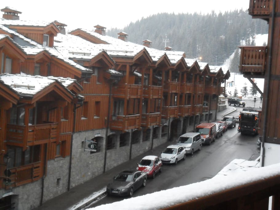 départ des pistes au bout de la rue
commerces en face dans le Forum