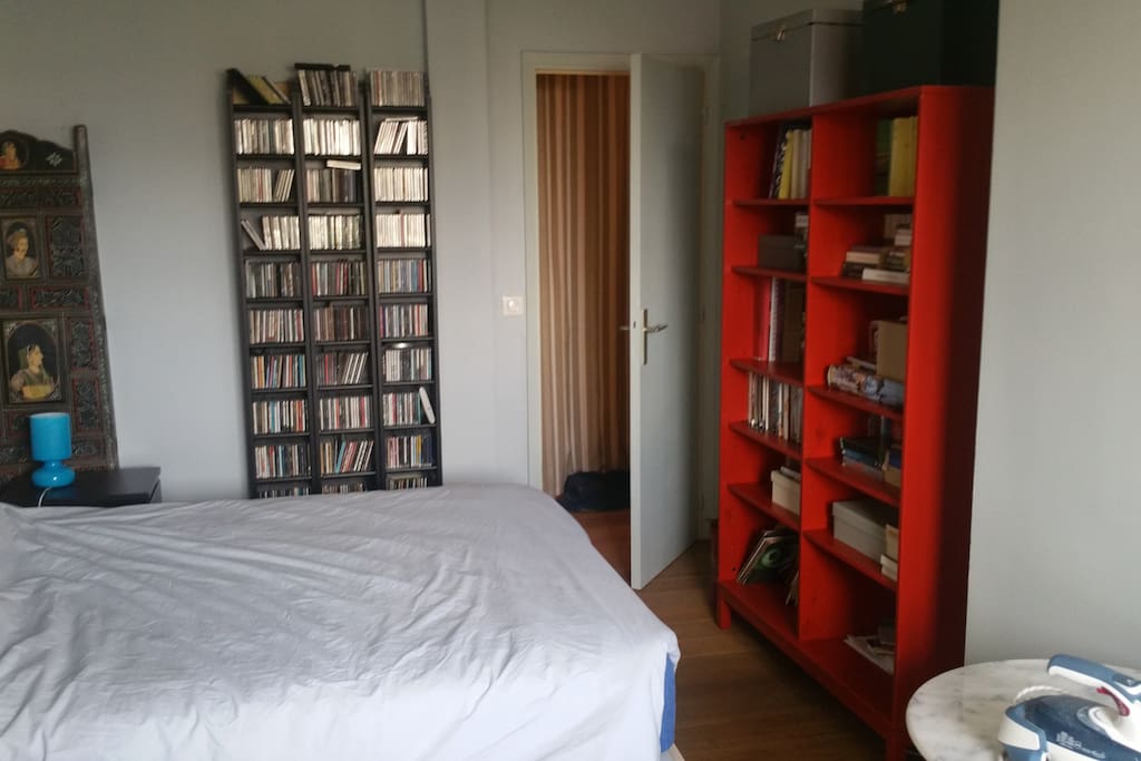 grande chambre avec un grand lit