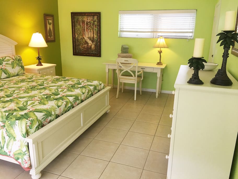 Palmen Zimmer mit Schreibtisch - palm room with lap top work place