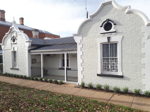 Bathurst Central 4 Bedroom Work and Play
