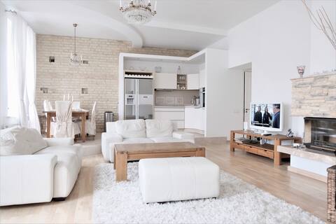 Spacious (155 m2) Old Town Apartment FREE parking