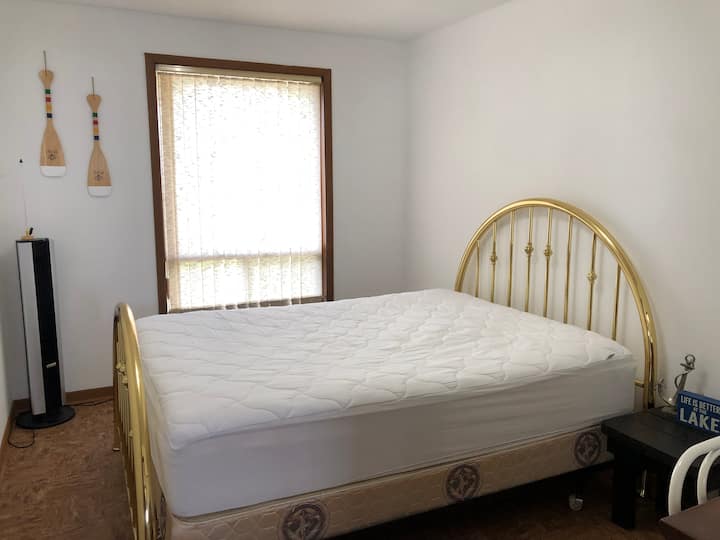 3号卧室-标准双人床

不提供：
床上用品、毯子和枕头