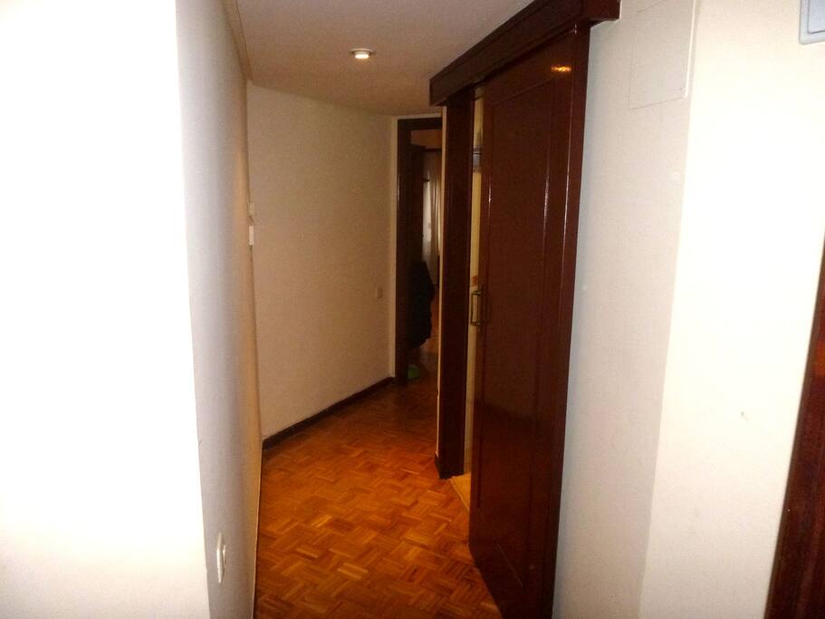 Pasillo que va a la cocina y al salón.