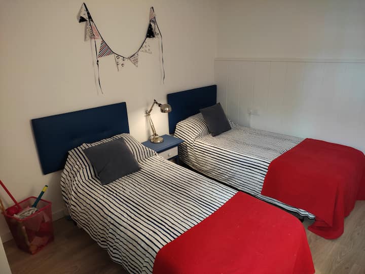 غرفة مزدوجة في الطابق الأرضي، سريران + خزانة واحدة + مكتب واحد