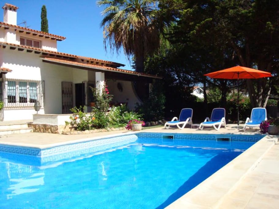 Jardín con piscina privada
