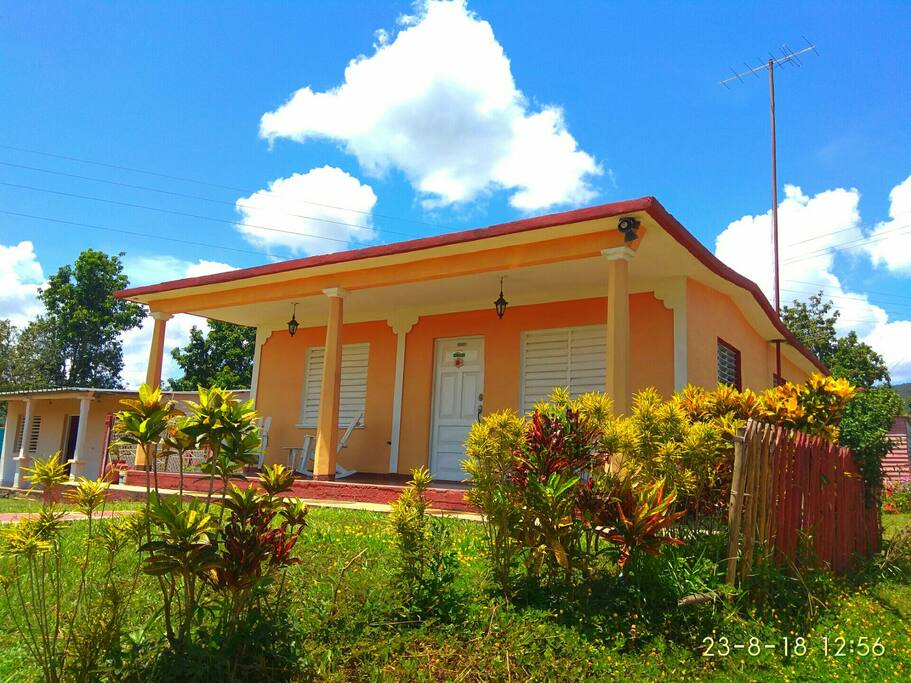 Front of house - Frente de casa