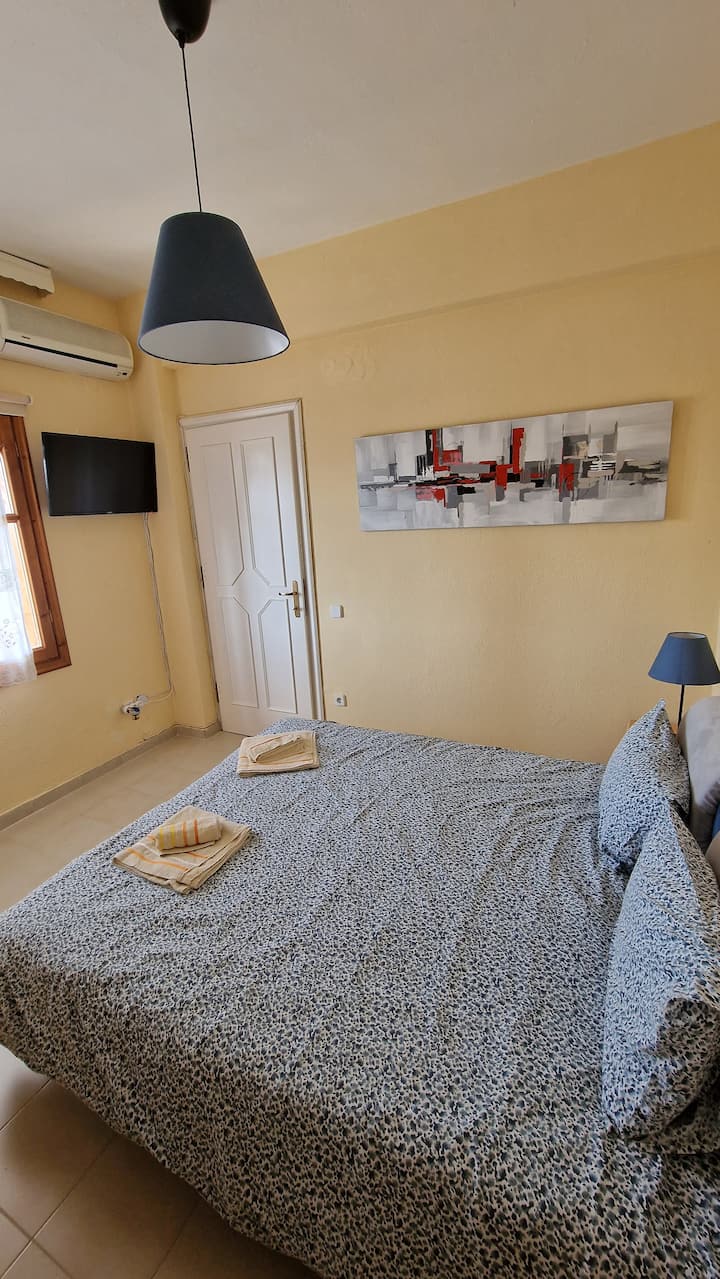 החדר השני למעלה מכיל מיזוג אוויר וטלוויזיה.