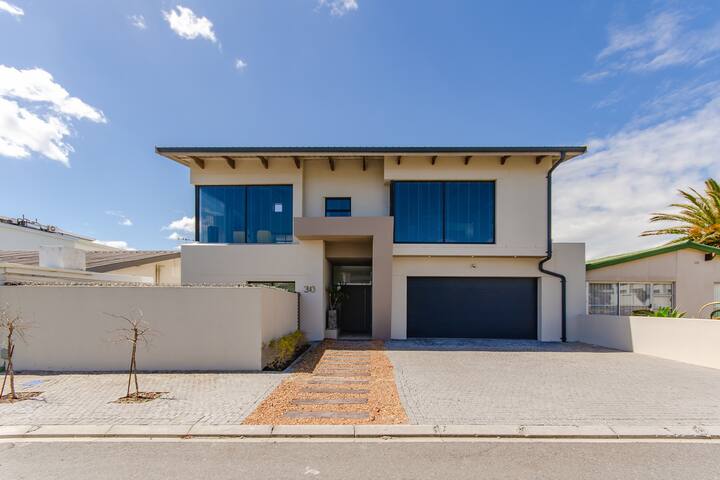 Luxury Beach Villa gallery image 3