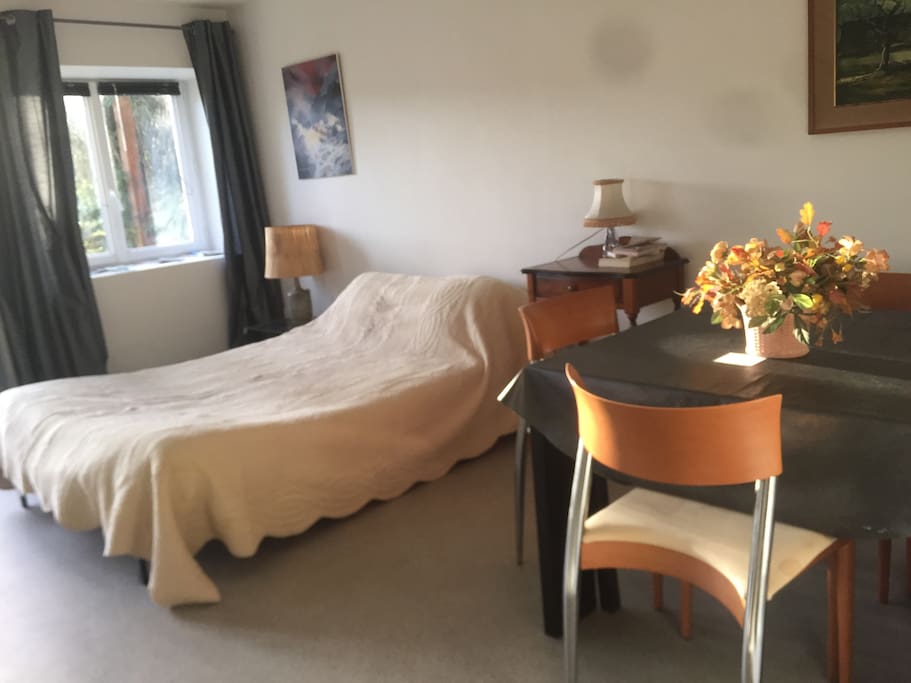 une grande chambre avec une table
