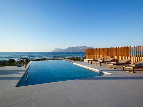 R 1090 Argus’s Youphoria Beach Front Estate With Boat Trips, Airport / Port Transfer Service & Massa