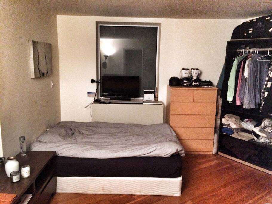 Twin bed and TV with Roku