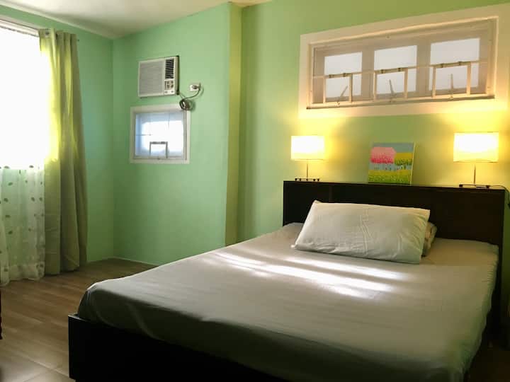 Წყვილის ოთახი სრული ზომის საწოლით 