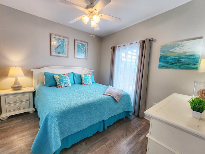 Легло с размер king size с чисто нов матрак от мемори пяна в спалнята