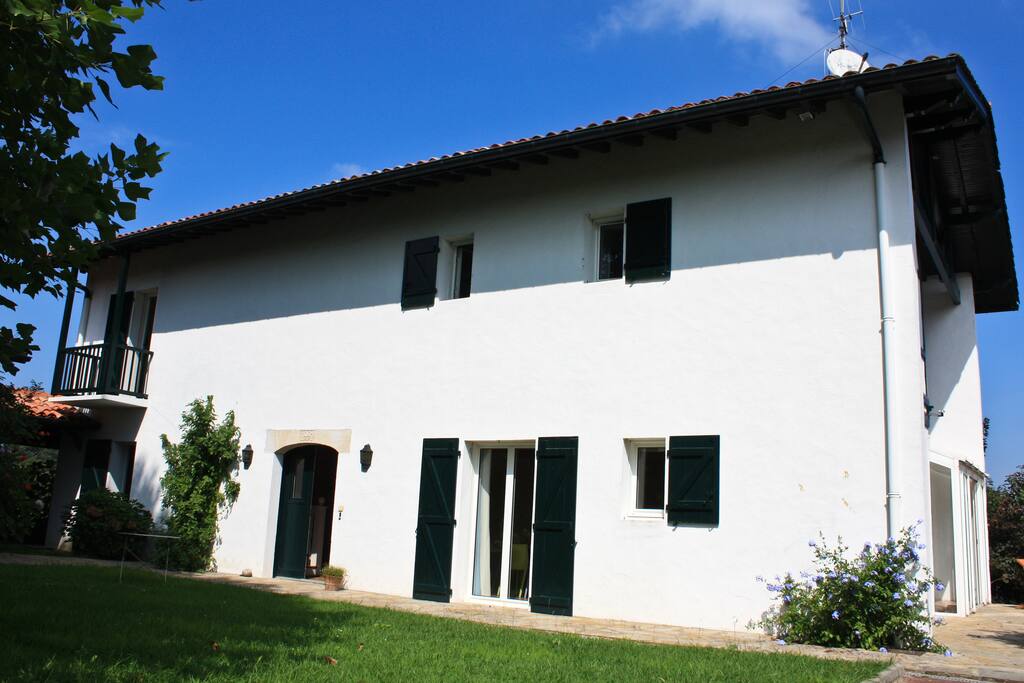 l'entrée de la maison est à gauche. La date de construction est gravée dans la pierre