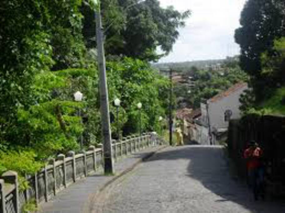 Vista da rua da residência a partir do Alto da Sé. Restaurante Beijupirá está há alguns passos.