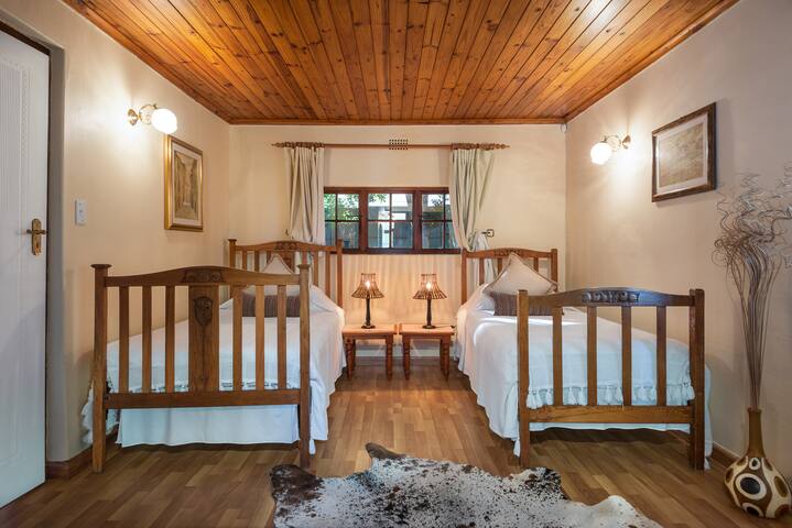 Spacious 120 sqm Cottage Cape Dutch style gallery image 2