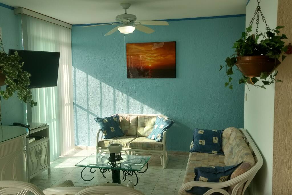 La sala con Smart TV acomoda hasta 6 personas.