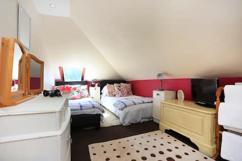 Twin bed loft bedroom Ideally situated for Beaches