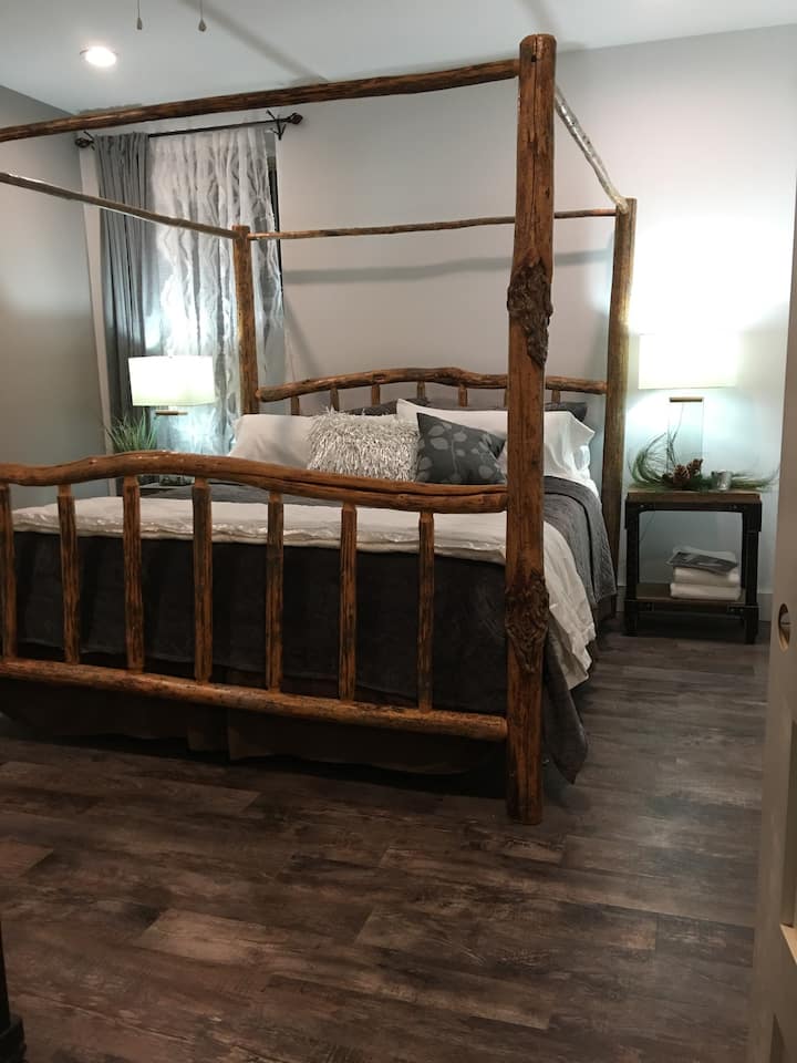 Მაღალი ზომის საწოლის აყვავებული თეთრეული გეპატიჟებათ მშვიდი ღამის დასაძინებლად. 