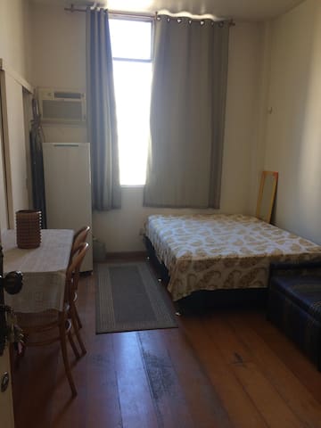 Excelente estúdio no coração do posto 6