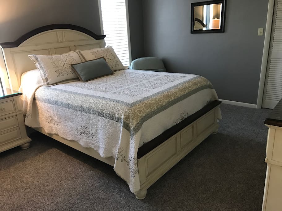 Queen Bed in 2nd Bedroom