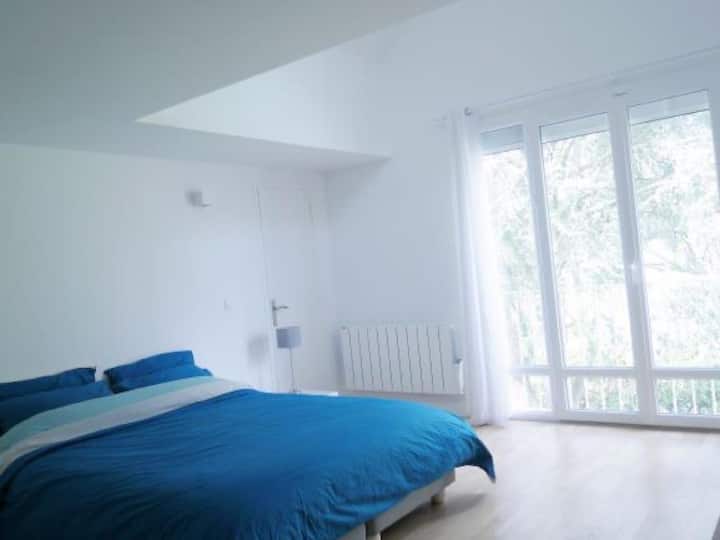 Glavni apartman od 35 m² s vrlo velikom kupaonicom i privatnim tušem.
Samostalni WC, velika garderoba i vrlo veliki međukat na katu s uredskim prostorom.
Predivan pogled na dio vrta.