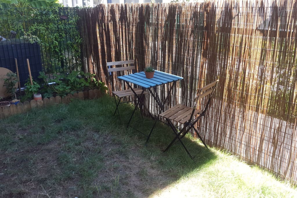 petit jardinet pour leq petit déjeuné ou des apero