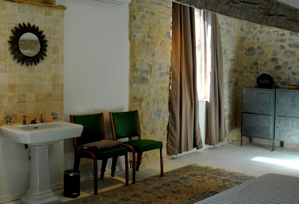 La chambre (lavabo sur colonne et commode)