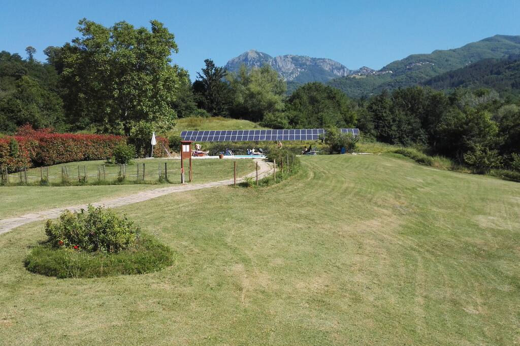 Vista del giardino e della piscina