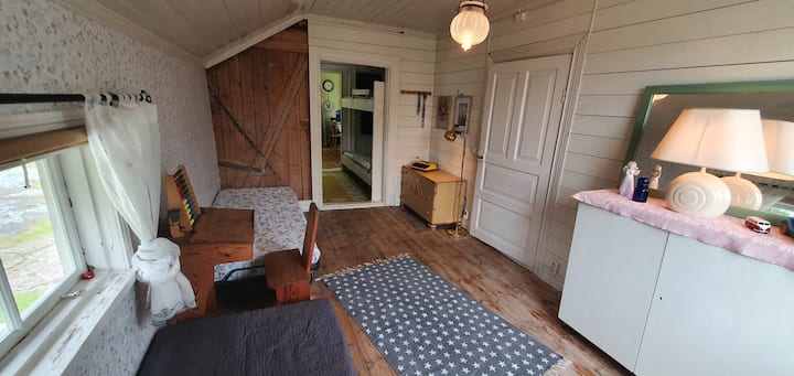 小卧室配有2张单人床、梳妆台和老式长凳。（ 2022年7月翻新）