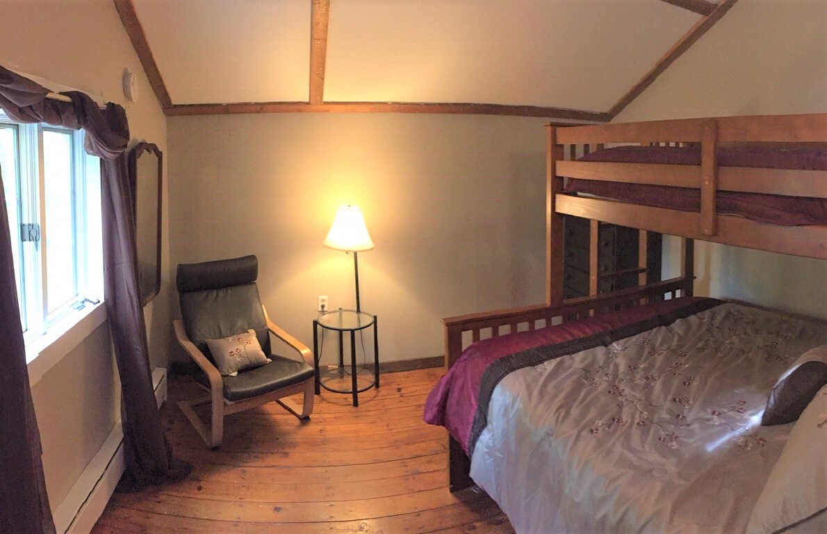 Bovenslaapkamer, queensize bed met stapelbed en opklapbed