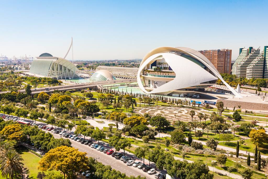 Terraza con espectaculares vistas a la Ciudad de las Artes. Terrace with spectacular views of the City of Arts.