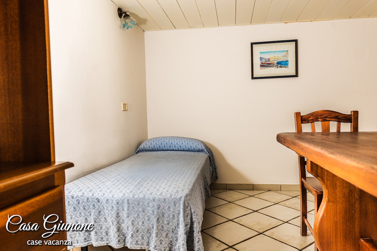 Beliebte Airbnb-Anzeige: Spacious studio apartment in the center of Lipari in Lipari