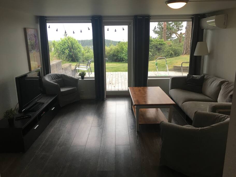 Stue med alt av TV-kanaler, varmepumpe og ny sofa.