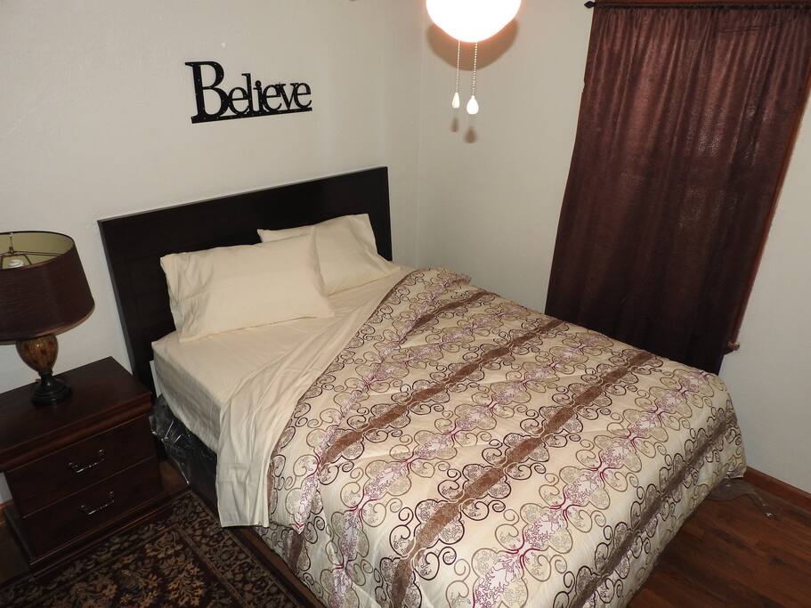 Master Bedroom w/ Queen