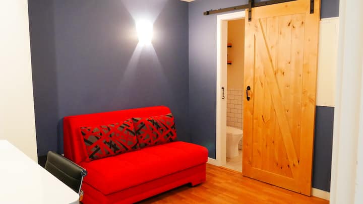 يمكن تحويل المكتب إلى غرفة نوم ثانية مريحة - ما عليك سوى سحب الأريكة إلى سرير مزدوج.