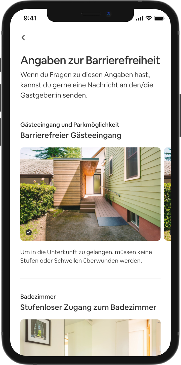 Auf einem Mobiltelefon werden die Details zu einer auf Airbnb inserierten Unterkunft angezeigt. Die Hauptüberschrift lautet „Angaben zur Barrierefreiheit“ und die Merkmale sind nach Bereichen wie „Gästeeingang und Parkplatz“ und „Badezimmer“ unterteilt. Unterhalb von „Gästeeingang und Parkplatz“ steht die Zeile „Stufenloser Gästeeingang“ sowie die Beschreibung des Merkmals: „Am Gästeeingang gibt es keine Stufen oder größeren Schwellen.“ Darunter befinden sich Fotos des Merkmals in der Unterkunft, beginnend mit einer Rampe für Rollstühle.