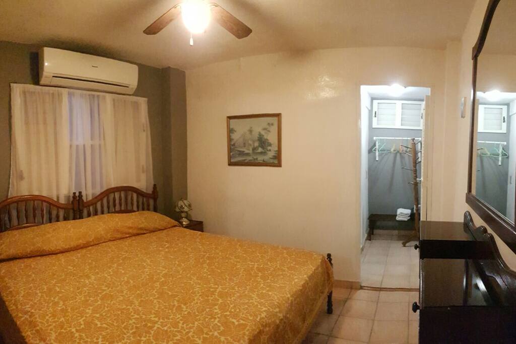 Habitacion matrimonial, baño independiente y muy tranquila.