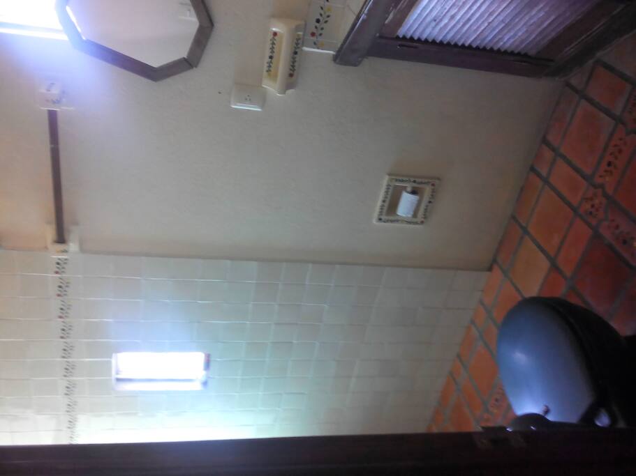 Baño completo compartido. La vivienda cuenta con otro baño en la planta baja.