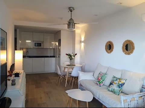 Newly renovated beachfront apartment. Enjoy its ocean view terrace, pool, and unbeatable location.