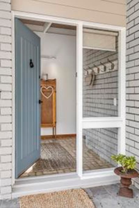 Open the front door and let the relaxing begin in this fabulous, welcoming getaway!