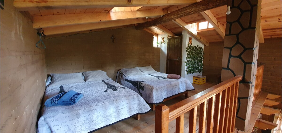 Tapanco (ghorofa ya 2) ina vitanda 2 vya watu wawili na bafu nusu. 