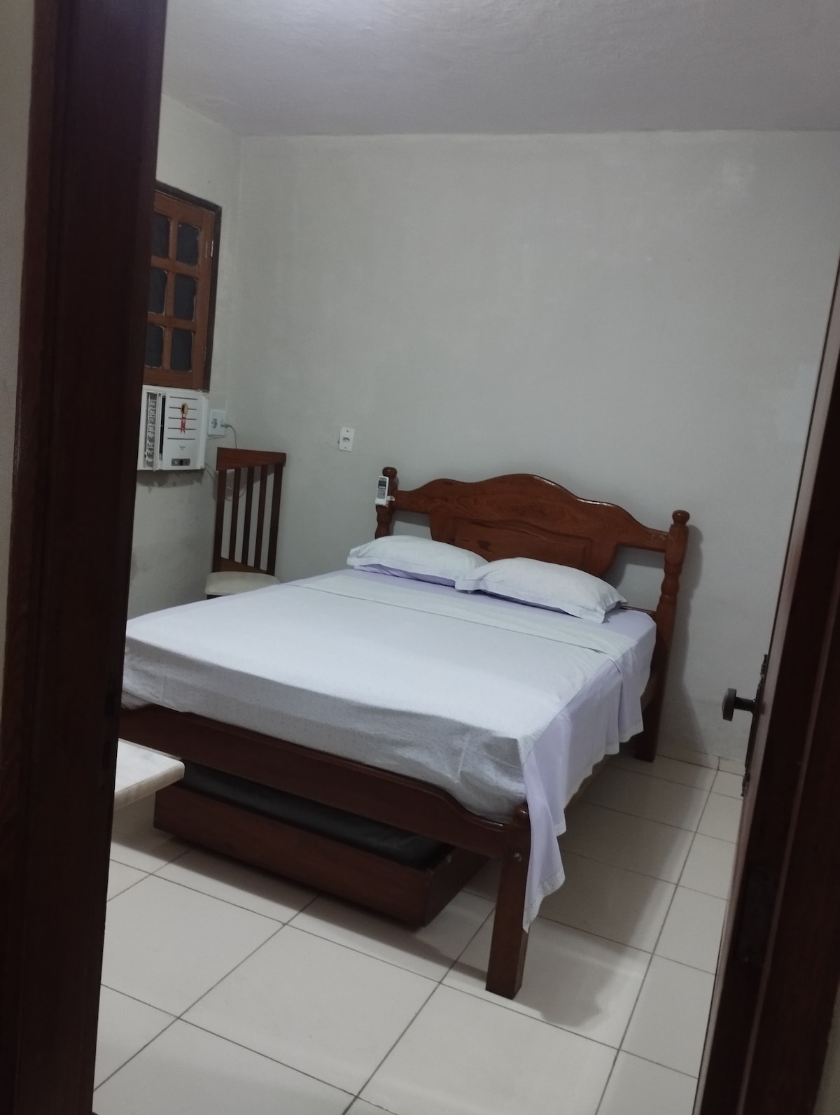 Habitación con cama doble y cama individual con ruedas debajo , armario y aire acondicionado. Mesa de asistencia, propietario de la red. Si lo prefieres, puedes llevar el televisor de la sala de estar a la habitación.